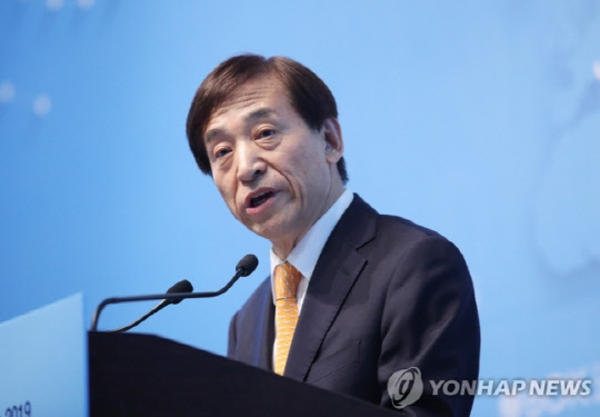 이주열 한국은행 총재가 3일 서울 중구 웨스틴 조선호텔에서 '글로벌 경제의 연계성: 영향과 시사점'을 주제로 열린 2019년 BOK 국제콘퍼런스에서 개회사를 하고 있다. 연합뉴스